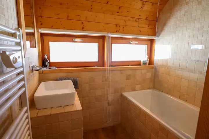 shared bathroom room 1 & 2
