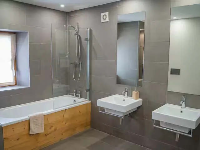 Family Bathroom shared with room 1 & 2