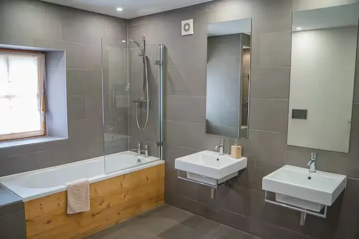 Family Bathroom shared with room 1 & 2